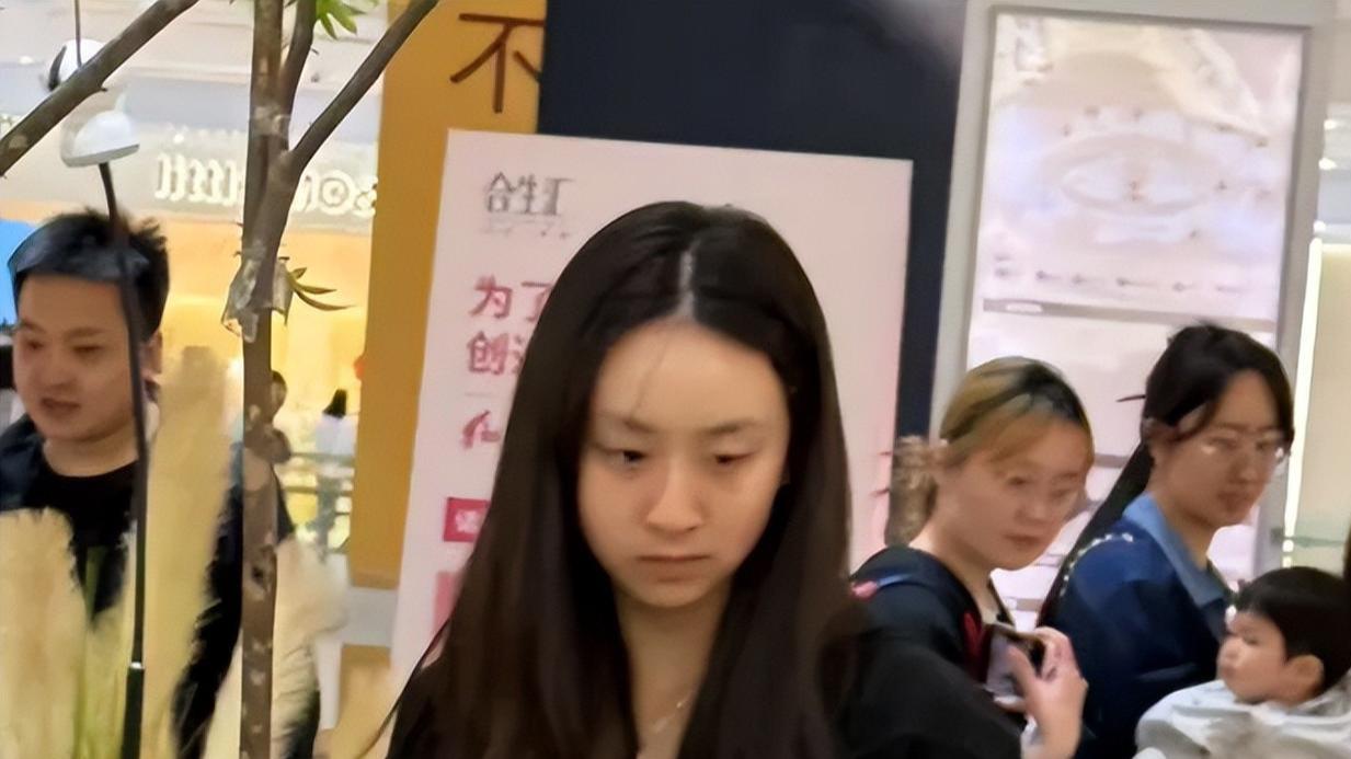 17岁森碟在北京合生汇被偶遇，纯素颜买仓鼠，下巴矫正后好漂亮