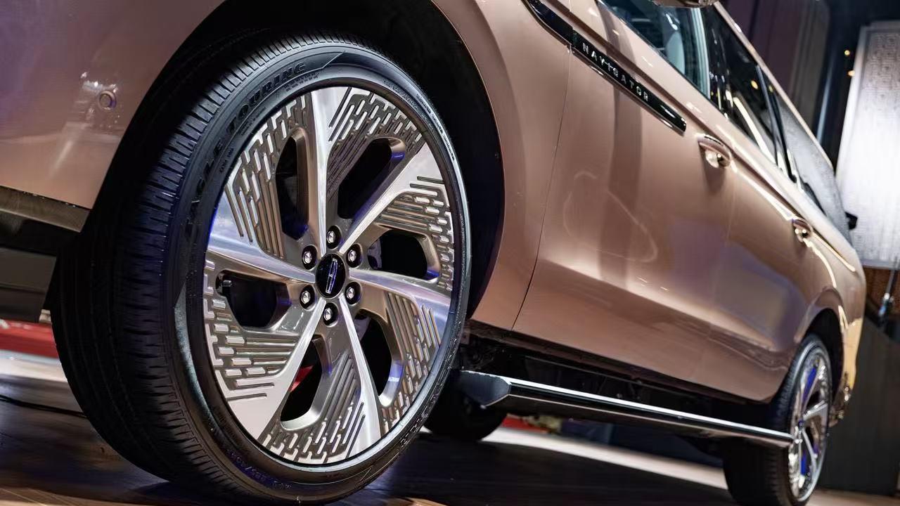 全尺寸SUV“祖师爷”一出场，奔驰GLS就得靠边站！