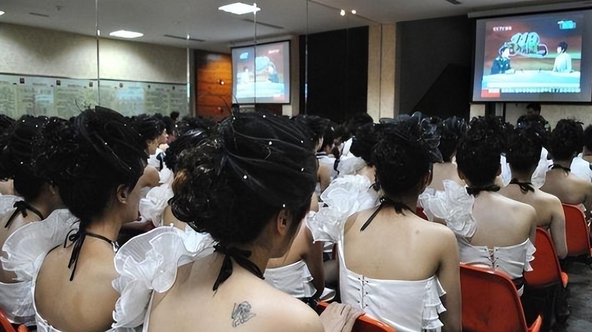 清纯女学生被诱拐到‘红楼’，赖昌星通天手段，让她从此臣服
