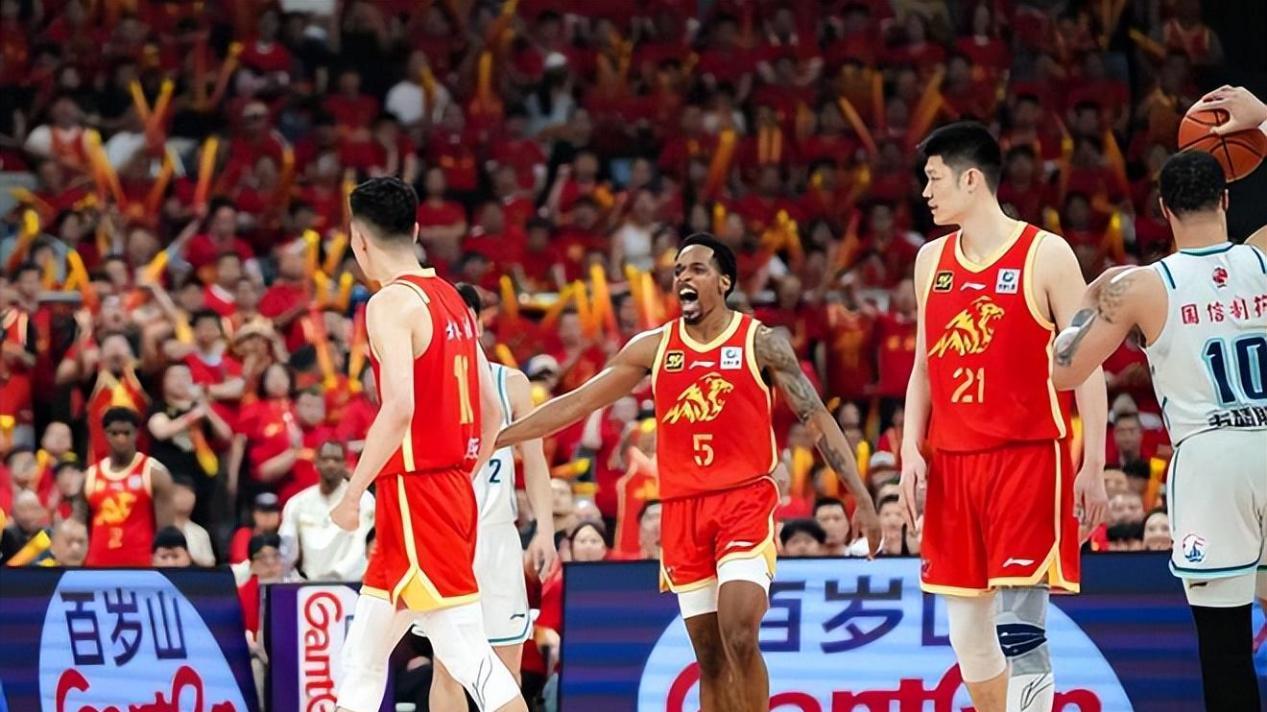 天降神兵！五名嘴齐夸广厦队一人：铁血奇兵，立下大功，令人动容