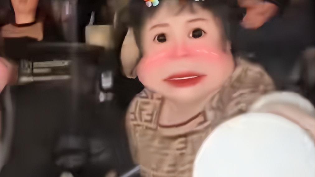 电影院大妈泼奶茶后续：期间不停说话，女子劝阻被辱骂，影院回应