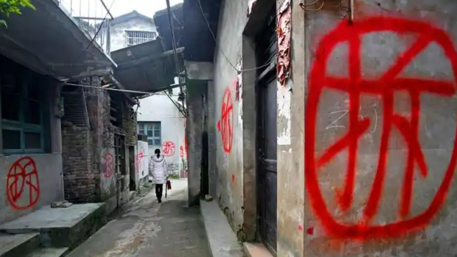 女子嫌弃丈夫家穷，离家一年得知家里拆迁就回去，被丈夫赶出家门