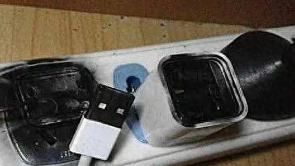 还敢长期不拔充电器？第一种后果根本无法承受，看完提醒家人