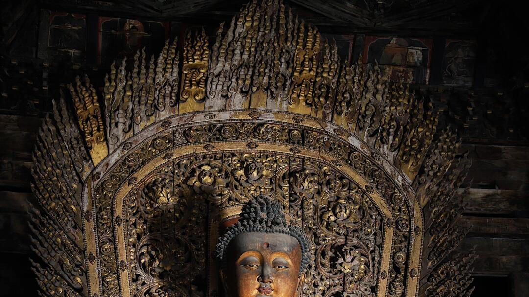 善化寺大雄宝殿，佛光普照震撼现，彩塑年代引热议