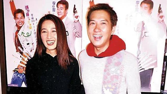 60岁张家辉与老婆吃饭，关咏荷容颜不再，爱情却依旧