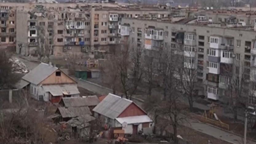 一名俄军押送整群乌军，无人反抗！背后真相远比想象残酷