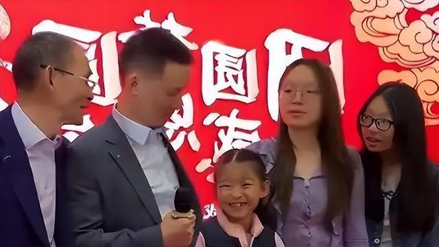 谢岳当众亲吻儿子！24年寻亲后首别他哭成泪人，儿子却笑着说这话