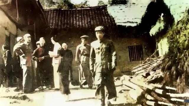1950年，毛岸英回湖南探亲的留影，在母亲墓前哭成泪人，场面感人