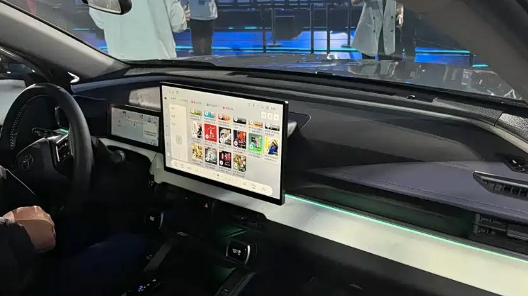 新RAV4荣放登陆广州车展！网友：这个内饰确实够炫