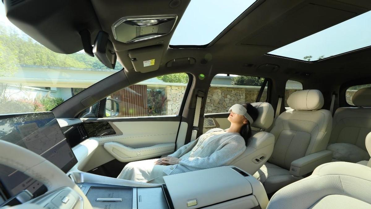 腾势N8L登场，陈小春应采儿一家四口喜提超豪华移动大平层！