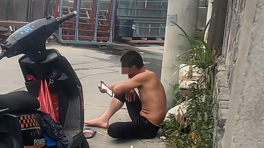 我想你了！男子醉酒求前妻回家，不计较她做的错事，被拒后抱头痛哭