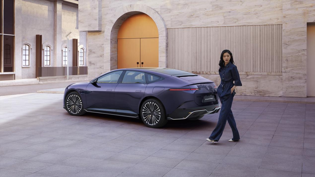 阿维塔高管变装特工团 网友喊话"百万配置卖白菜价"