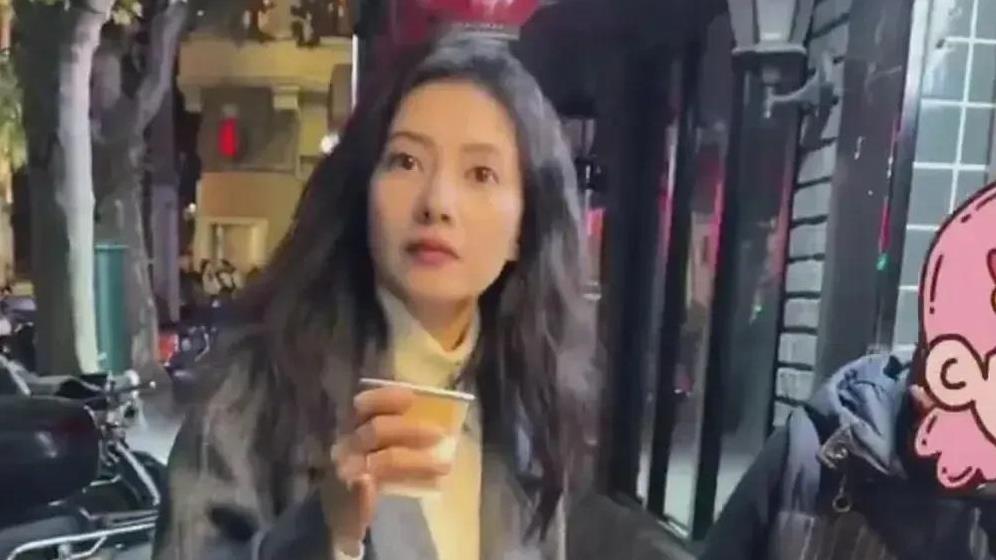 45岁高圆圆逛夜市被叫小姑娘，穿毛衣又白又瘦，美的像25岁！