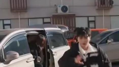 北京春晚请了谁？李宇春穿太薄冻得发抖，瞧刘宇宁那步伐，周深…