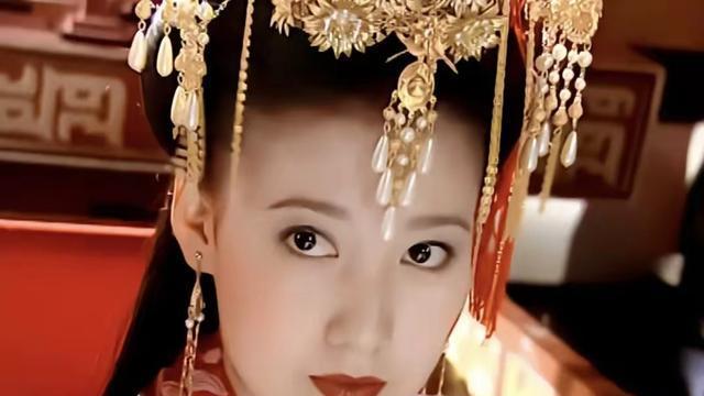 剧中是姨甥，剧外是母女，42岁的她与女儿俨然成了一对漂亮姐妹花