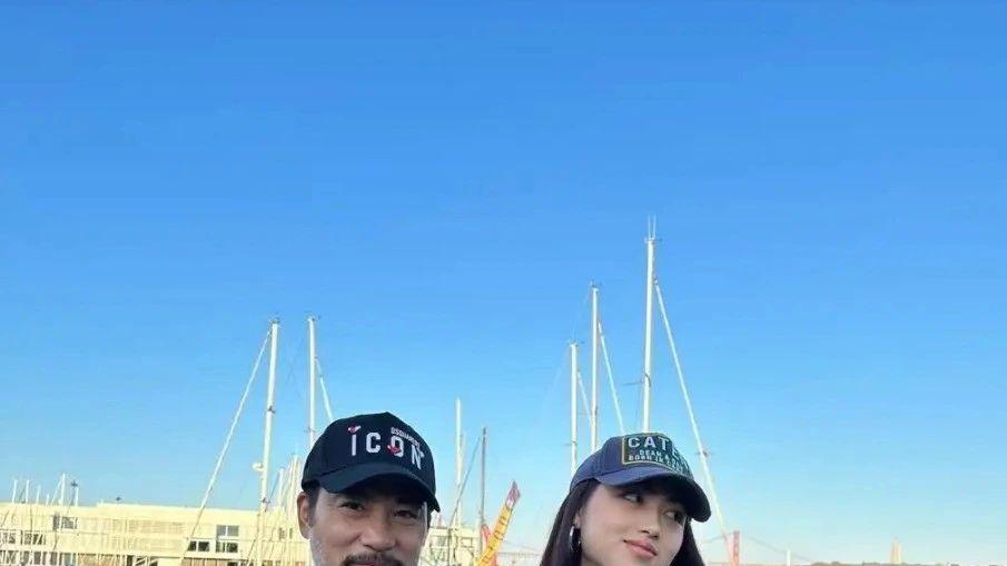 任达华一家葡萄牙度假，70岁身姿挺拔帅气依旧，与女儿同框似兄妹