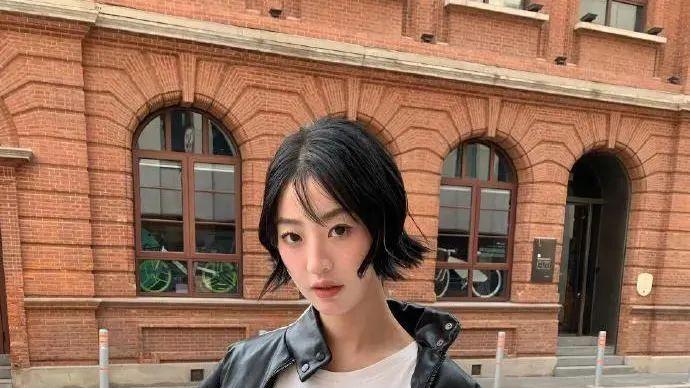 纪凌尘与新女友约会被拍，颜值不输阚清子，她到底是什么来头？