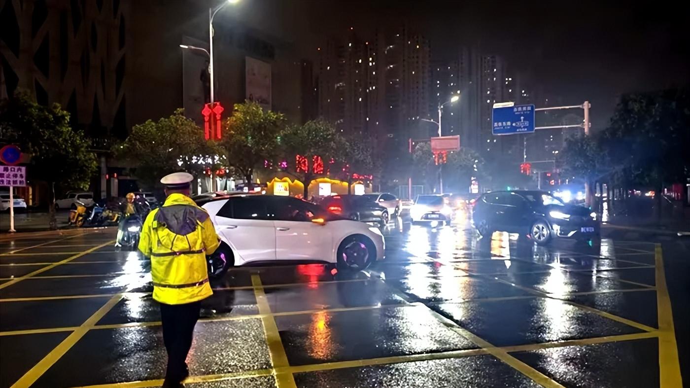 山东秋雨"续费"中：出行"看海"与农田"抢收"的硬核battle