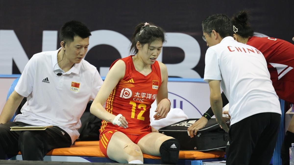 天津女排2-3惜败上海，核心李盈莹伤退离场，陈方被球迷抛弃了