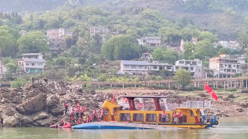贵州黔西游船侧翻事故，12人不幸遇难，6人重伤，事故原因正在进一步调查中