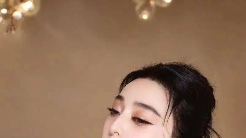 43岁范冰冰亮相东京，头戴纱巾身材圆润，网友：她的胳膊是怎么回事？