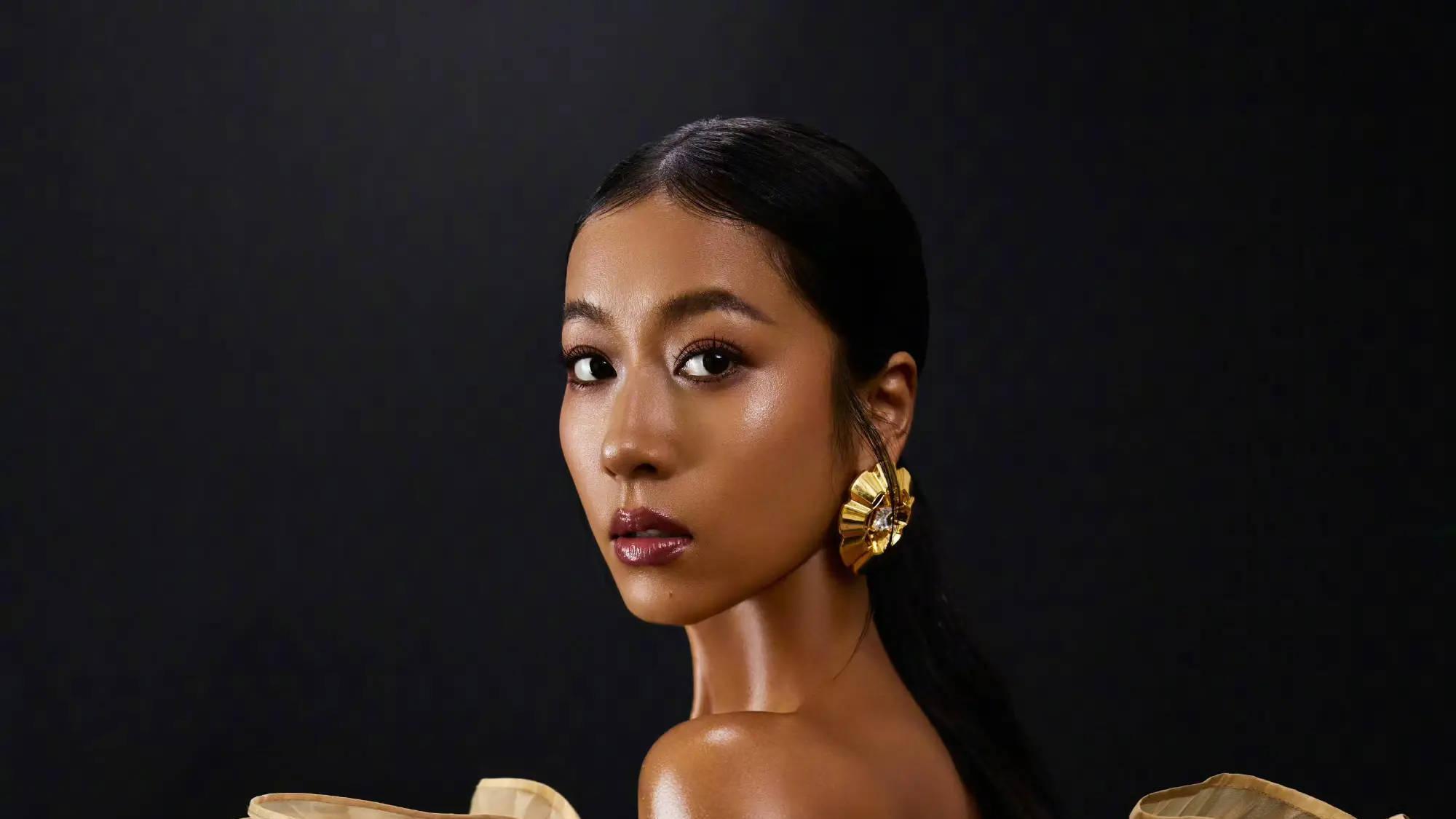 吉克隽逸因“擦边”穿搭引热议，本人亲自下场回怼引爆网络