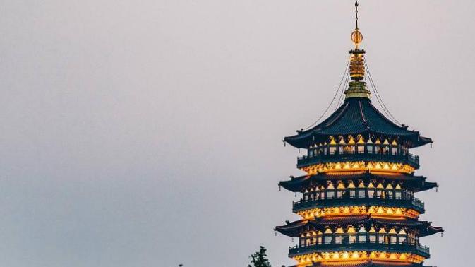雷峰塔轰然倒塌，扬尘中显露出深埋地下的青砖秘道