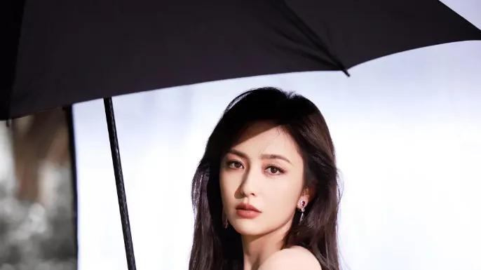 佟丽娅身穿紫色花朵连衣裙，浪漫又唯美，让人无可挑剔的穿搭！
