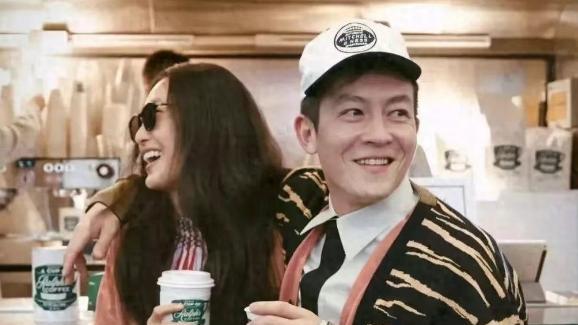 陈冠希与华谊董事长前妻，在日本街头激情拥吻，一石却激起千层