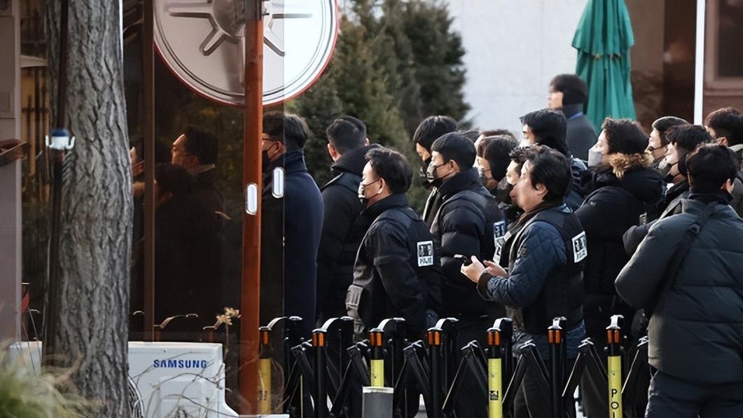 韩国总统尹锡悦遭3千人围捕未果，司法权威受质疑