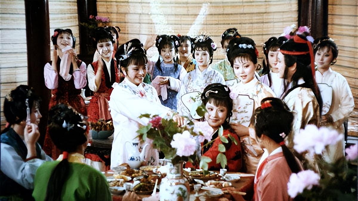 贾宝玉生日宴上，为何女配角成了真正的主角？