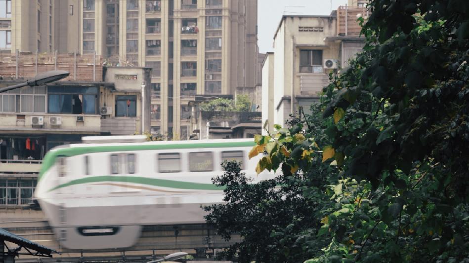 她坚持留在重庆，买下老破小，改造后，将生活过成了诗