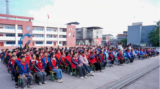 中企法顾公益捐赠活动走进自贡永嘉小学，以书香之力助力乡村教育振兴