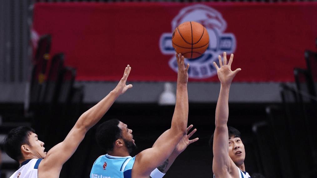 青岛男篮大胜四川 吕俊虎防守左朕年