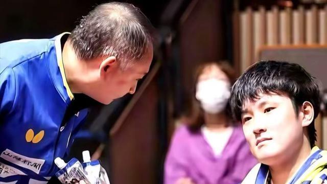 张本智和无奈出局，父子俩黑脸呆立，国乒缺席赛事气氛尴尬