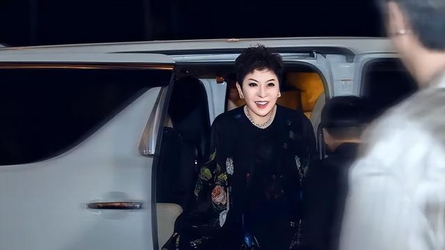 原来都是装的？向太的“百亿富婆”人设崩塌，网友：吃相太难看！