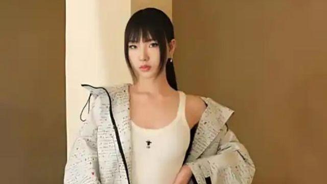 小S女儿Elly晒海边美照，穿白色背心搭配白色短裤，秒变金发辣妹