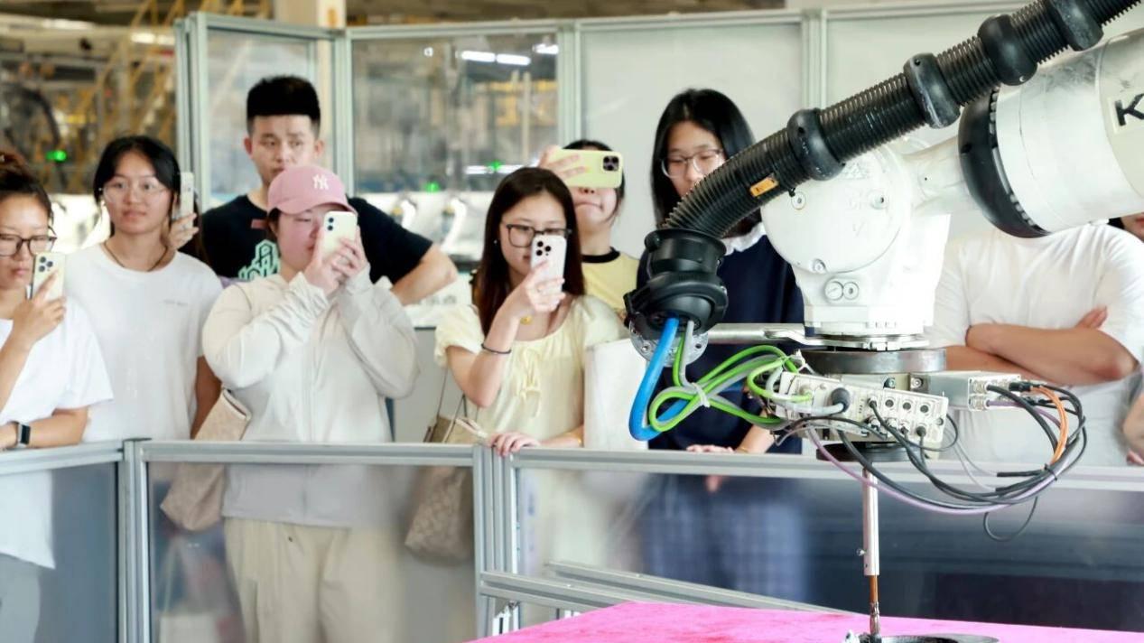 深度探校、直通产线！吉利学院2025年迎新重新定义大学第一课