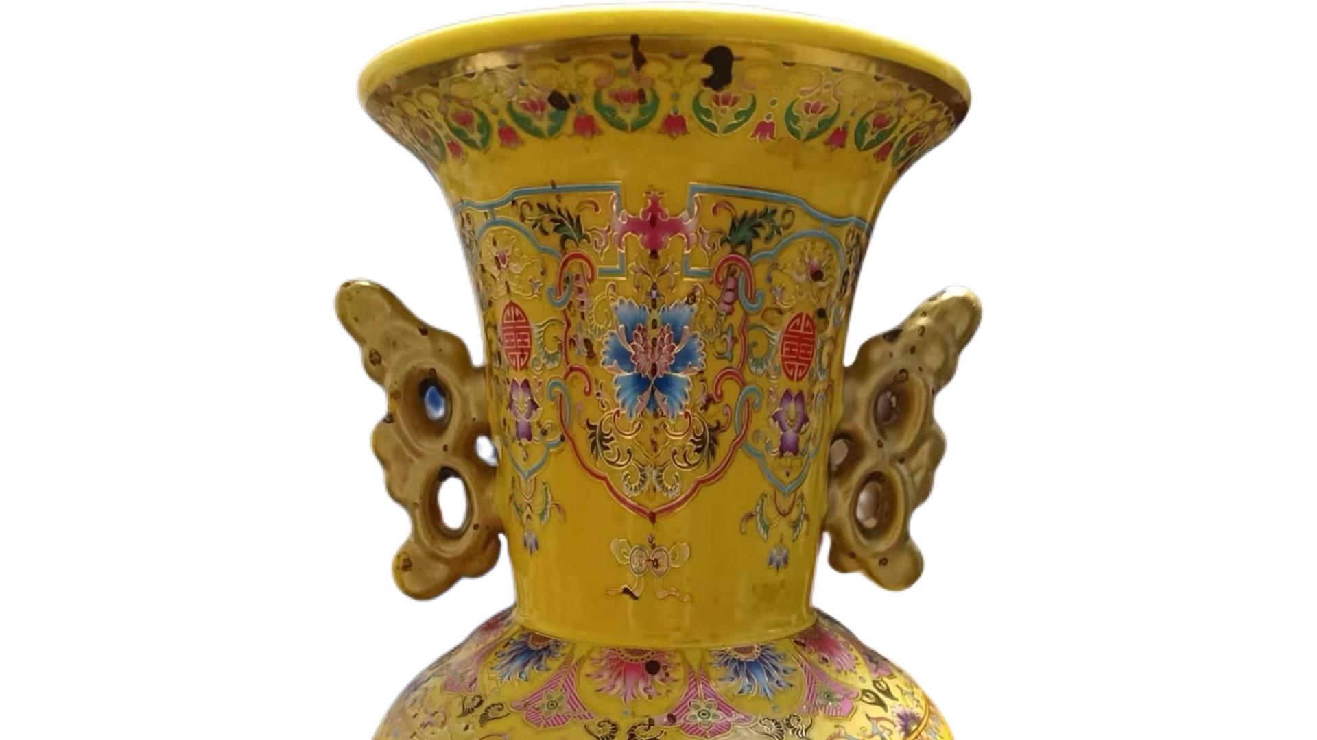 2127-黄地鎏金里的乾隆盛世：一只粉彩凤纹双耳瓶，藏尽大清的嚣张与精致