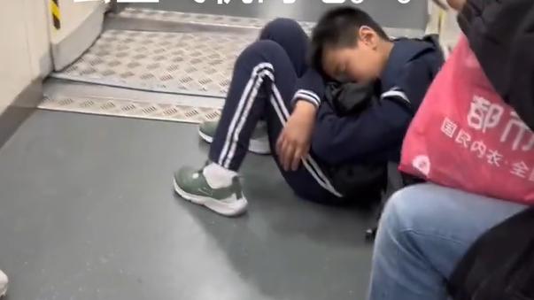 睡过23站！小学生上学昏睡到机场终点，戳痛无数家长