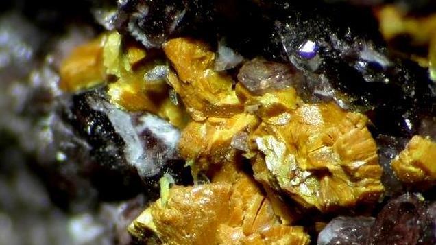 油田和煤田下竟然有铀！为什么曾经“贫铀”的中国发现大量铀矿？