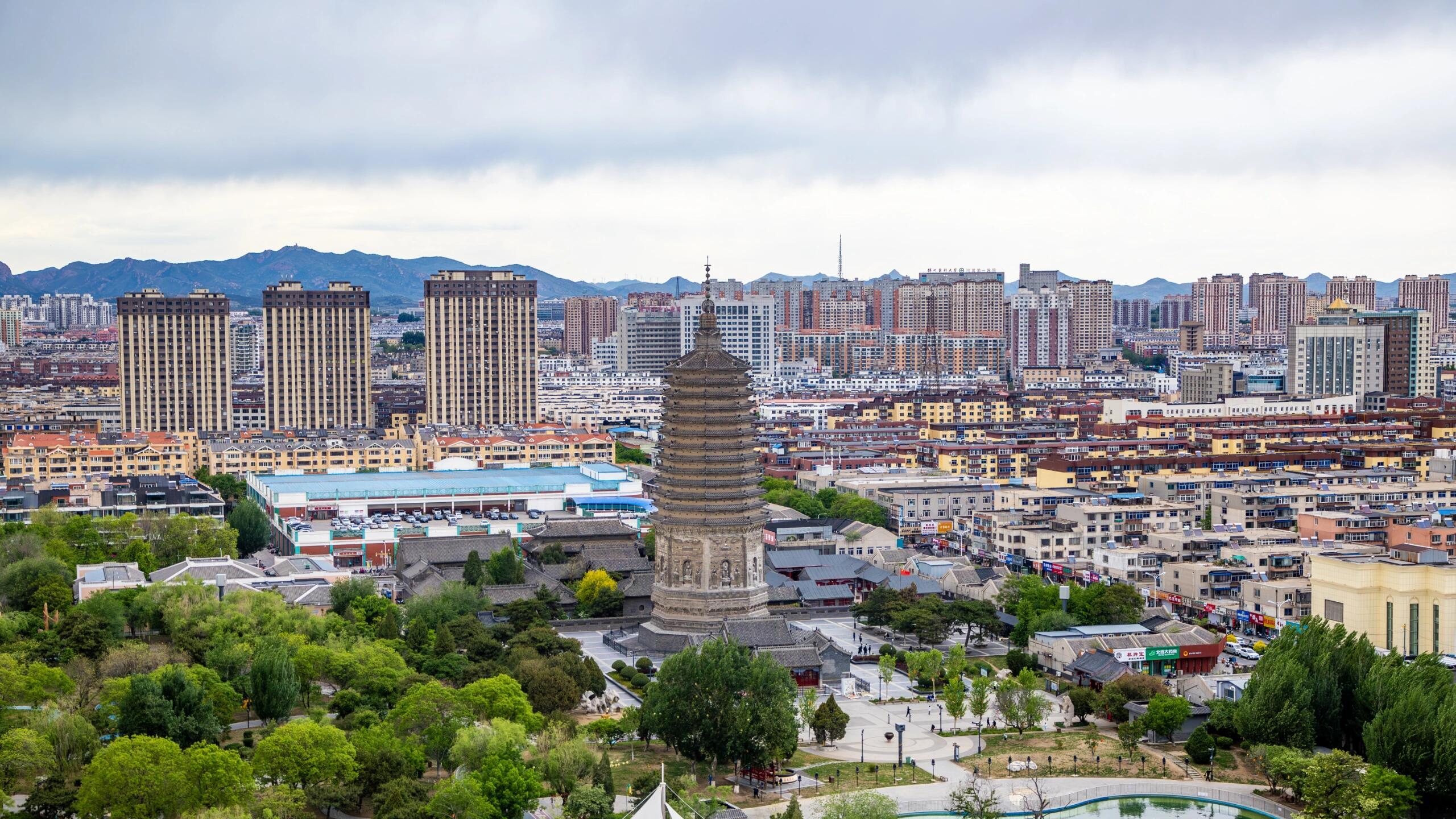 锦州千年辽塔火了，萨克斯吹醒古今，十三层檐角吵翻游客