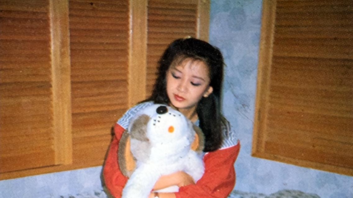 与梁朝伟同居6年分手，独自将儿子抚养长大，现在儿子成她的骄傲！