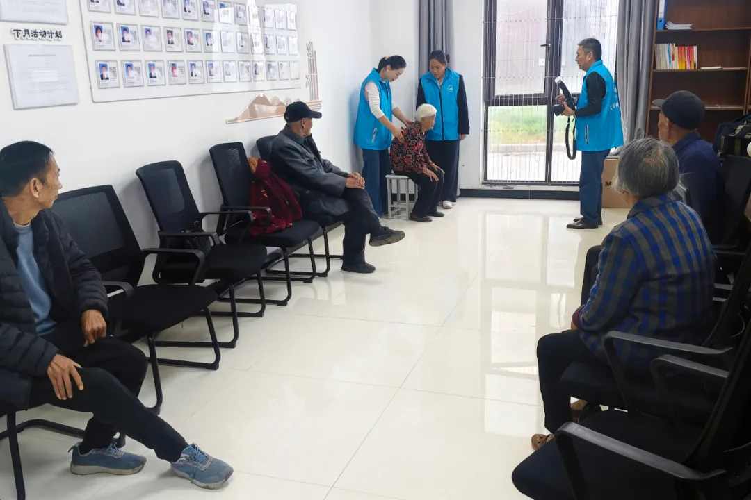 镜头传递温情！阜阳阜南公益摄影行动走进白果社区