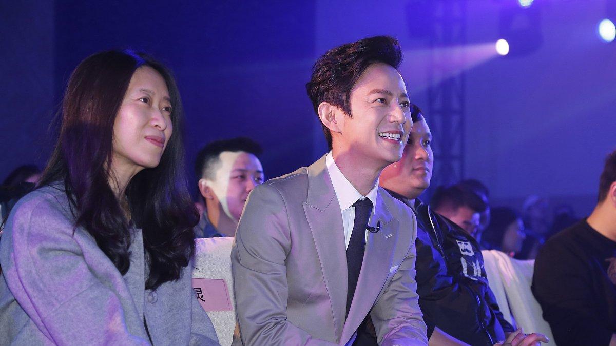 追星天花板！网友珍藏何炅喝剩矿泉水20年引热议