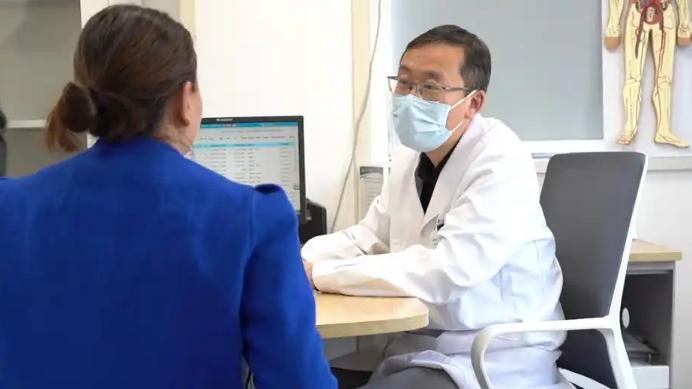 湖南57岁大姐静脉曲张，多年夏天不敢穿裙子，30分钟微创自信露腿