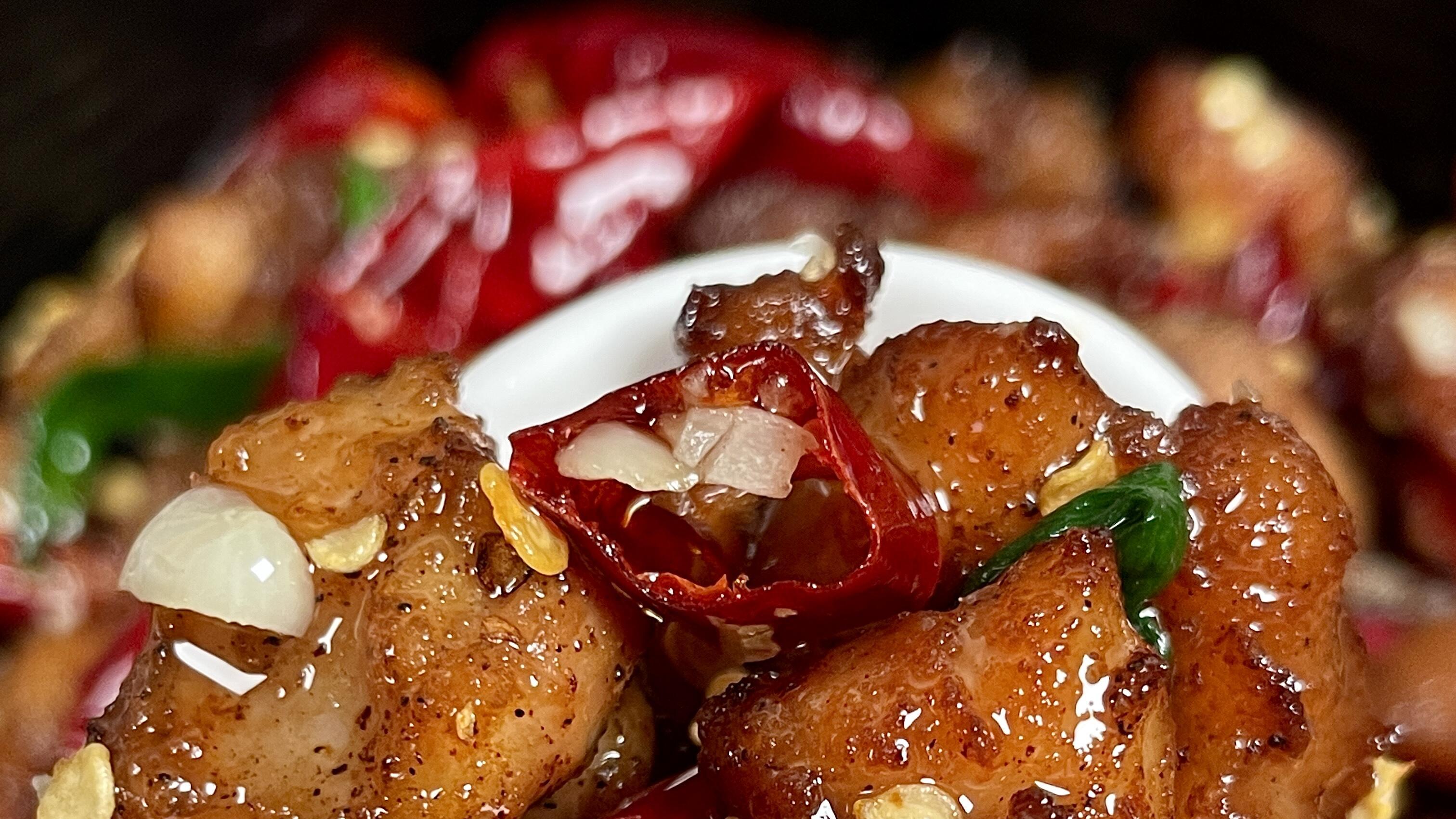 辣子鸡丁：麻辣鲜香，让你辣得停不下来！