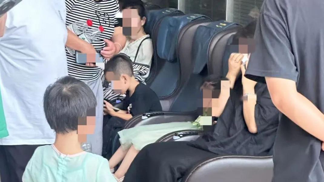 天水铅中毒事件74份血检报告中70人血铅超标，剩余4人未就读涉事幼儿园，有家长领到报告单后被担架抬走