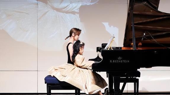 唐艺昕首晒全家福，与张若昀抱着女儿接吻，小公主灿笑卖萌超可爱