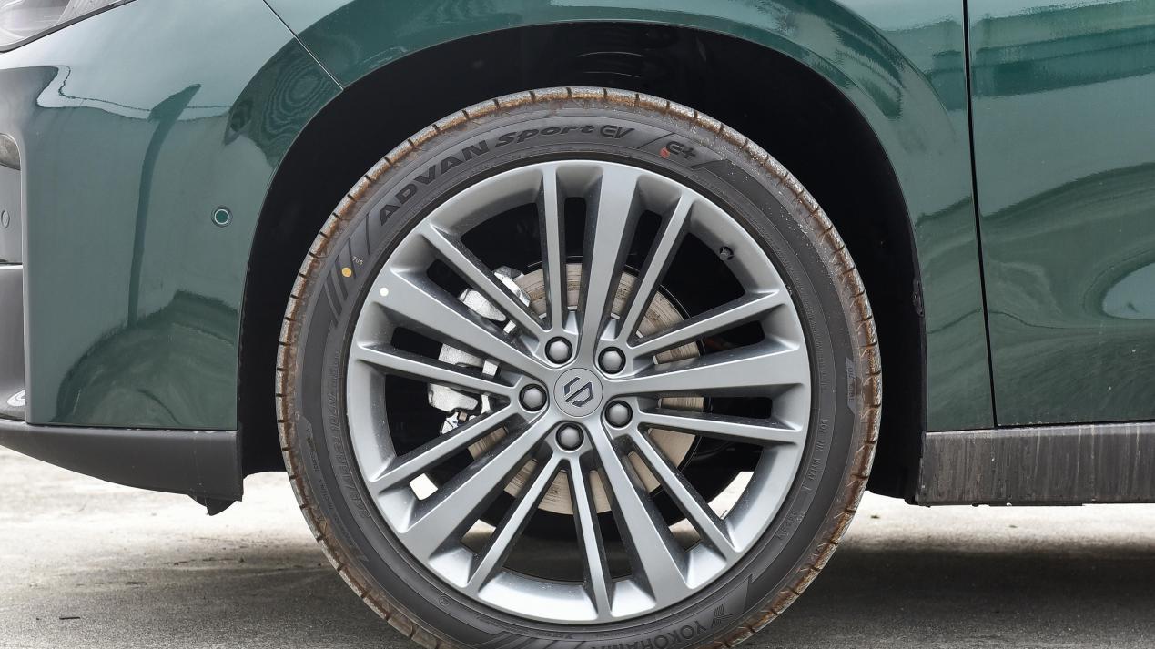 15万多买大六座SUV，续航1095Km，高阶智驾+8295P芯片，确实香